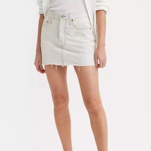 New NWT Levi's iconic denim skirt SIZE 27